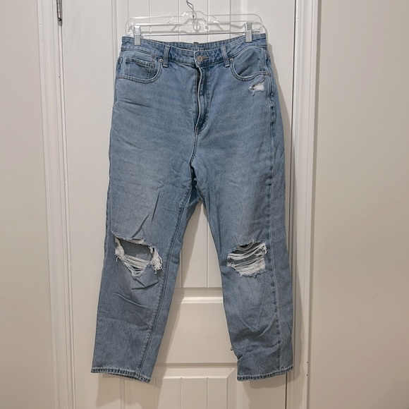 American Eagle Outfitters Denim - American Eagle light blue distressed Denim jeans size 14 short.